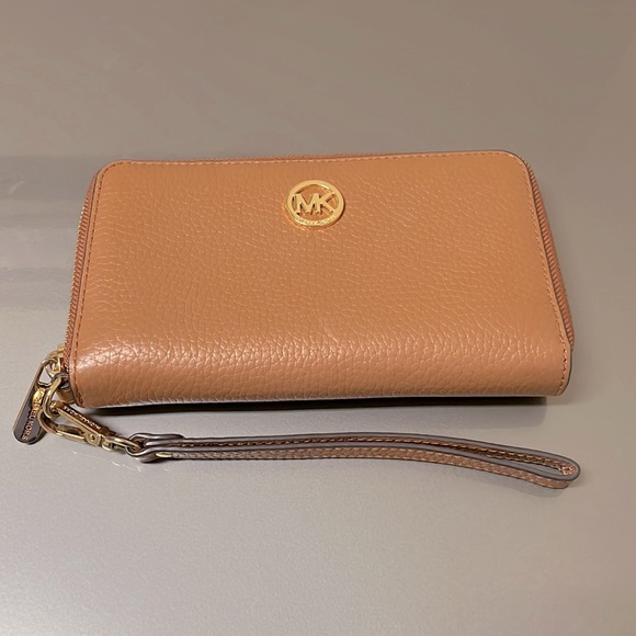 LAST CHANCE! Michael Kors wristlet phone wallet - Picture 1 of 2